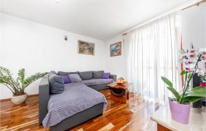 Posezení v ubytování Cozy Home In Seget Donji