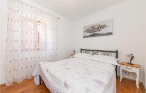 Postel nebo postele na pokoji v ubytování Cozy Home In Seget Donji