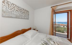 Postel nebo postele na pokoji v ubytování Cozy Home In Seget Donji