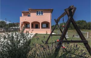dom przed polem z domem w obiekcie Cozy Home In Vodnjan With Wifi w mieście Vodnjan +13 zdjęć