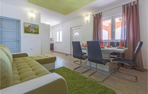 salon z kanapą, stołem i krzesłami w obiekcie Cozy Home In Vodnjan With Wifi w mieście Vodnjan