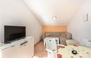 Televízia a/alebo spoločenská miestnosť v ubytovaní 1 Bedroom Cozy Apartment In Jadranovo