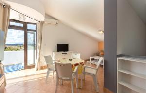 Televízia a/alebo spoločenská miestnosť v ubytovaní 1 Bedroom Cozy Apartment In Jadranovo