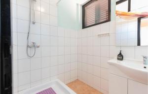 Kúpeľňa v ubytovaní 1 Bedroom Cozy Apartment In Jadranovo