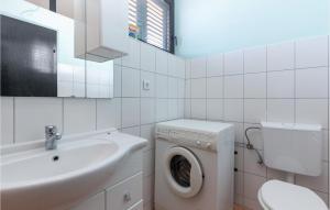 Kúpeľňa v ubytovaní 1 Bedroom Cozy Apartment In Jadranovo