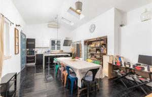 Kuchyň nebo kuchyňský kout v ubytování Four-Bedroom Holiday Home In Vodnjan