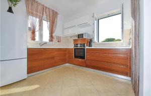 Kuchyňa alebo kuchynka v ubytovaní Three-Bedroom Holiday Home In Sibenik