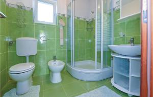 Kúpeľňa v ubytovaní Three-Bedroom Holiday Home In Sibenik