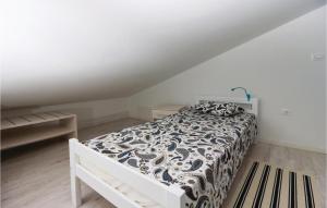 Postel nebo postele na pokoji v ubytování Cozy Apartment In Porozina With Wifi