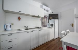 Kuchnia lub aneks kuchenny w obiekcie Gorgeous Home In Rovinj