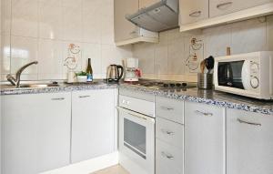 Køkken eller tekøkken på 1 Bedroom Nice Apartment In Mijas Golf + 26 billeder