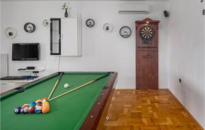 Τραπέζι μπιλιάρδου στο Gorgeous Home In Sumber With Sauna