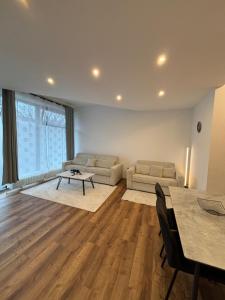 a living room with a couch and a table at DC LOFTS I Modernes Loft in der Stadt Salzburg für bis zu 5 Personen in Salzburg