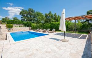 Bazén v ubytování Four-Bedroom Holiday Home In Blato Na Cetini nebo v jeho okolí