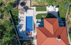 Bazén v ubytování Four-Bedroom Holiday Home In Blato Na Cetini nebo v jeho okolí