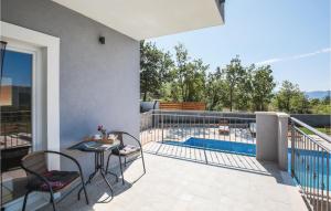 Bazén v ubytování Four-Bedroom Holiday Home In Blato Na Cetini nebo v jeho okolí