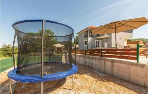 Bazén v ubytování Four-Bedroom Holiday Home In Blato Na Cetini nebo v jeho okolí