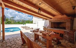 Πισίνα στο ή κοντά στο Awesome Home In Grizane With Wifi