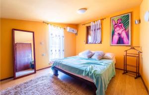 Posteľ alebo postele v izbe v ubytovaní 4 Bedroom Lovely Home In Veliki Vareski