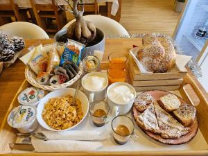 a table with a tray of different types of bread at Setteabbracci Suite & Apartments in Baronissi