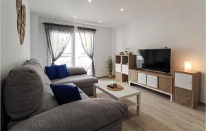 TV a/nebo společenská místnost v ubytování 3 Bedroom Nice Apartment In Benajarafe