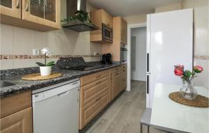 Kuchyň nebo kuchyňský kout v ubytování 3 Bedroom Nice Apartment In Benajarafe