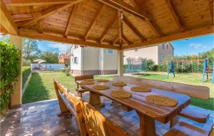 Vonkajšia záhrada v ubytovaní Four-Bedroom Holiday Home In Pristeg