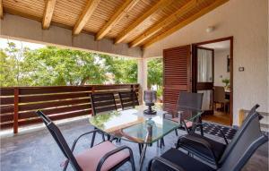 Balkón nebo terasa v ubytování 3 Bedroom Nice Home In Barbat Na Rabu