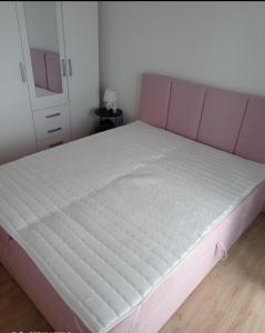 Ένα ή περισσότερα κρεβάτια σε δωμάτιο στο Apartman Ivo Pink