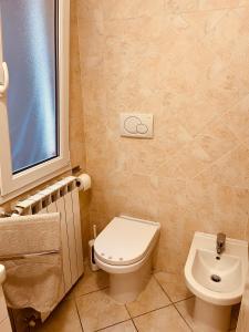 Et badeværelse på Bella Vista Poggi - 180 Grad fantastischer Meerblick & Pool