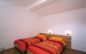 2 łóżka w pokoju z białymi ścianami w obiekcie Apartment Plomin Iv w mieście Plomin