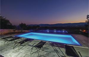 Bazén v ubytování Holiday Home Imotski With Outdoor Swimming Pool 320 nebo v jeho okolí