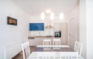 Kuchnia lub aneks kuchenny w obiekcie Cozy Home In Posedarje With Wifi