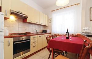 Kuchyňa alebo kuchynka v ubytovaní Beautiful Apartment In Pag With Kitchen