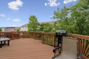 una telecamera su un ponte di legno con alberi di Spacious Townhouse near DC Airport Work Friendly a Sterling