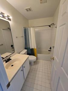 un bagno bianco con lavandino e WC di Spacious Townhouse near DC Airport Work Friendly a Sterling