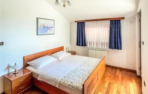 Voodi või voodid majutusasutuse Awesome Apartment In Nova Vas With Wifi toas +9 fotot