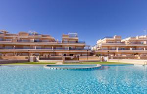 ein Schwimmbad vor einem großen Gebäude in der Unterkunft Beach Front Apartment in Pilar de la Horadada + 24 Fotos