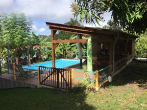 Bazén v ubytování Noukatchimbe Bungalow avec piscine partagée pour 2 à 4 personnes nebo v jeho okolí
