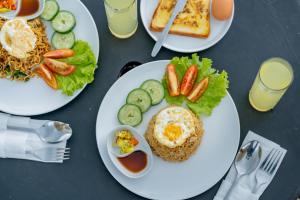 KintamaniにあるThe Witari Kintamaniの卵と野菜が入った料理の皿が置かれたテーブル
