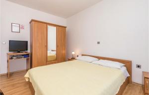 Posteľ alebo postele v izbe v ubytovaní Awesome Apartment In Brsec With Wifi