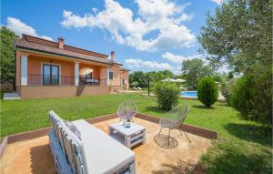 podwórko ze stołem i krzesłami oraz dom w obiekcie Two-Bedroom Holiday Home In Tinjan w mieście Tinjan +37 zdjęć