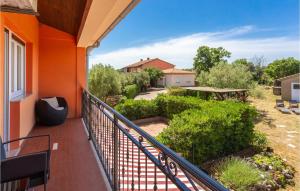 Balkon lub taras w obiekcie Nice Home In Risika With House Sea View