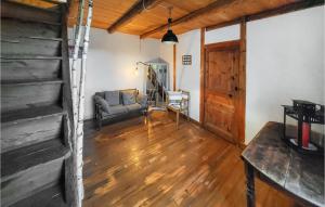 a living room with a couch and a wooden floor at 2 Bedroom Awesome Home In Bas-En-Basset in Bas-en-Basset +17 photos