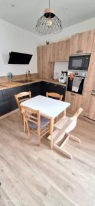 a white table and chairs in a kitchen at Le Fiacre in Nancy