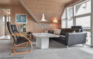 ein Wohnzimmer mit Sofa und Tisch in der Unterkunft Holiday Home Nordsø Ferievej Ii in Nørre Lyngvig