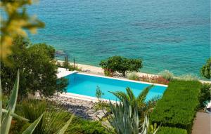 Πισίνα στο ή κοντά στο Six-Bedroom Holiday Home In Primosten