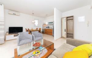 Televízia a/alebo spoločenská miestnosť v ubytovaní One-Bedroom Apartment In Okrug Gornji