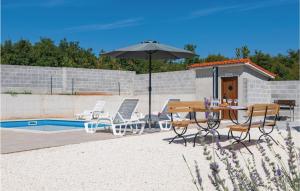 Bazén v ubytování Holiday Home Krnica Isici nebo v jeho okolí