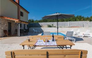 Bazén v ubytování Holiday Home Krnica Isici nebo v jeho okolí + 25 fotografií